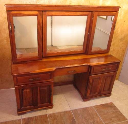 A ELGANT AND STYLISH KIAAT DRESSING TABLE WITH A STOEL - IN EXCELLENT CONDITION