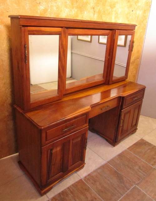 A ELGANT AND STYLISH KIAAT DRESSING TABLE WITH A STOEL - IN EXCELLENT CONDITION