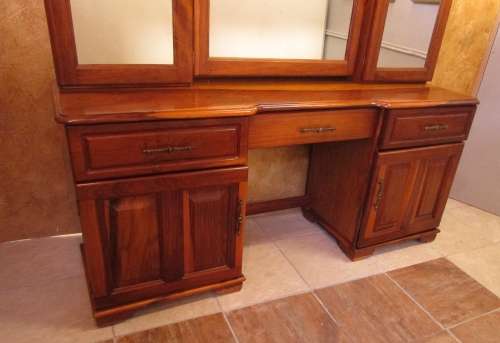 A ELGANT AND STYLISH KIAAT DRESSING TABLE WITH A STOEL - IN EXCELLENT CONDITION
