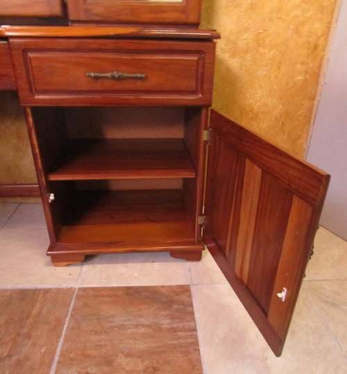 A ELGANT AND STYLISH KIAAT DRESSING TABLE WITH A STOEL - IN EXCELLENT CONDITION