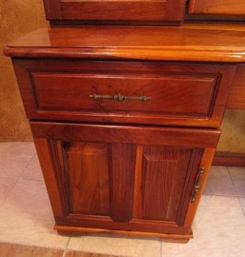 A ELGANT AND STYLISH KIAAT DRESSING TABLE WITH A STOEL - IN EXCELLENT CONDITION