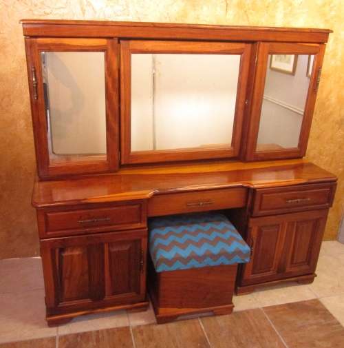 A ELGANT AND STYLISH KIAAT DRESSING TABLE WITH A STOEL - IN EXCELLENT CONDITION