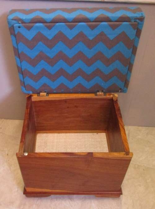 A ELGANT AND STYLISH KIAAT DRESSING TABLE WITH A STOEL - IN EXCELLENT CONDITION