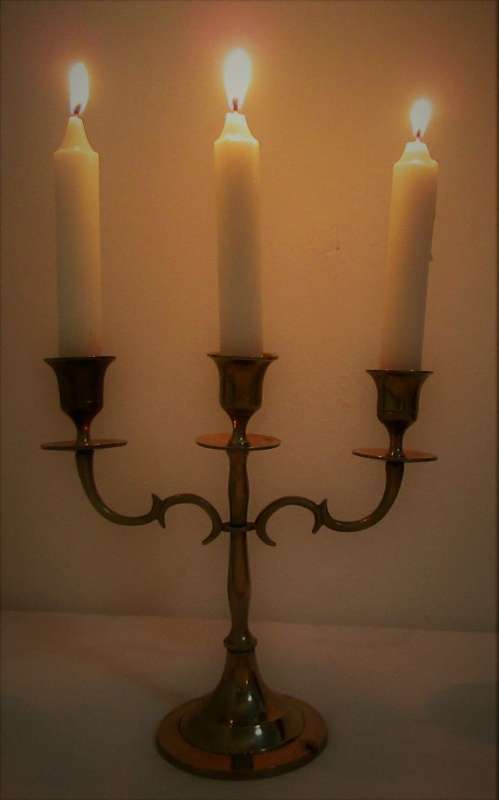 WOW A ELGANT VINTAGE THREE TIER BRASS CANDLE HOLDER TO SET THE MOOD ON THE DINNER TABLE