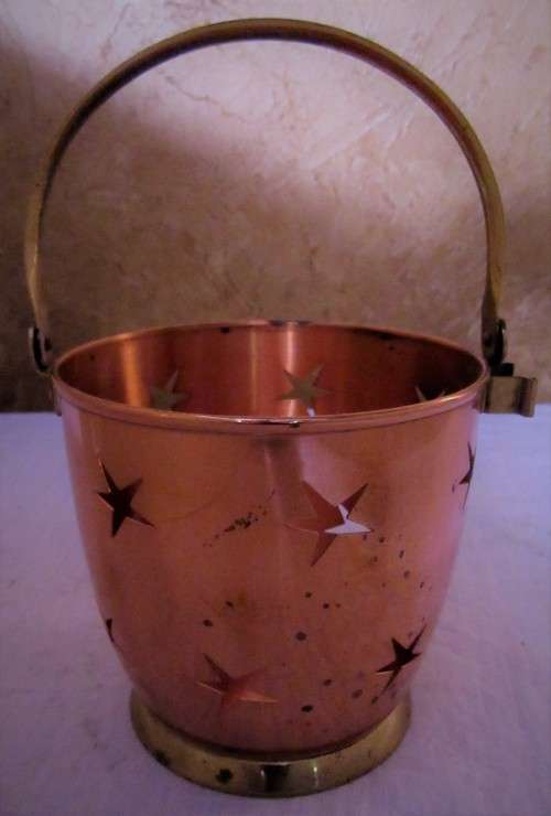 A FANTASTIC VINTAGE BRASS & COPPER BUCKET WITH STAR CUT OUTS IT WILL LOOK BEAUTIFUL WITH A CANDLE