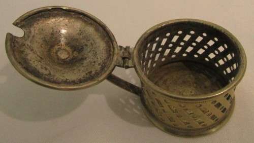 A GORGEOUS LITTLE MUSTARD POT HOLDER SILVER PLATED MADE IN ENGLAND