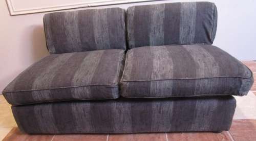 A FANTASTIC VERY COMFORTABLE 2 SEATER SOFA/COAUCH PERFECT FOR TV ROOM