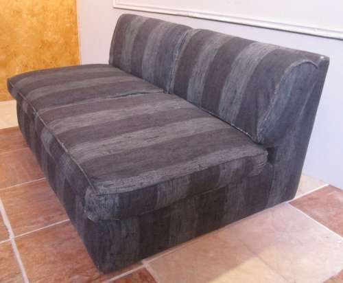 A FANTASTIC VERY COMFORTABLE 2 SEATER SOFA/COAUCH PERFECT FOR TV ROOM