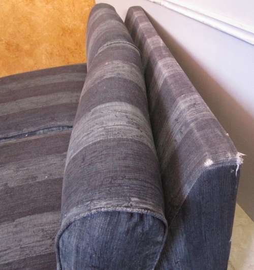A FANTASTIC VERY COMFORTABLE 2 SEATER SOFA/COAUCH PERFECT FOR TV ROOM