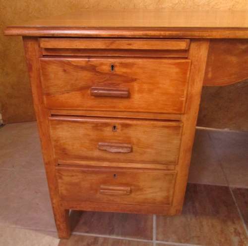 A MARVELOUS VINTAGE 6 DRAWER EXECUTIVE DESK IN GOOD CONDITION