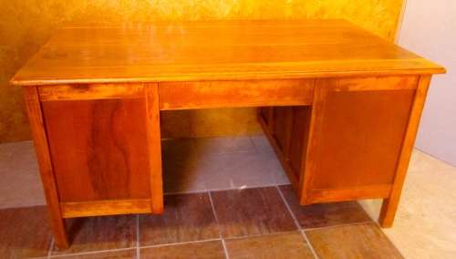 A MARVELOUS VINTAGE 6 DRAWER EXECUTIVE DESK IN GOOD CONDITION