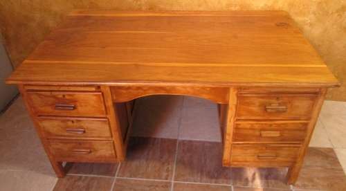 A MARVELOUS VINTAGE 6 DRAWER EXECUTIVE DESK IN GOOD CONDITION