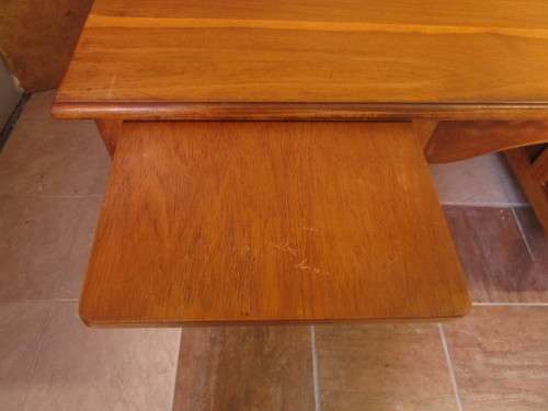 A MARVELOUS VINTAGE 6 DRAWER EXECUTIVE DESK IN GOOD CONDITION