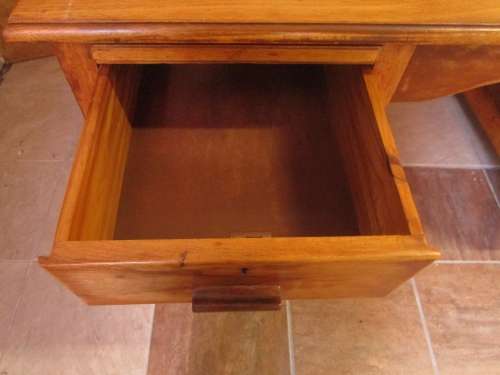 A MARVELOUS VINTAGE 6 DRAWER EXECUTIVE DESK IN GOOD CONDITION