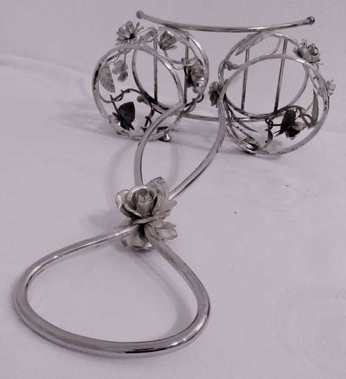 A ELGANT ORNATE ROSE DESIGN  WINE BOTTLE CARRIER FOR TWO BOTTLES