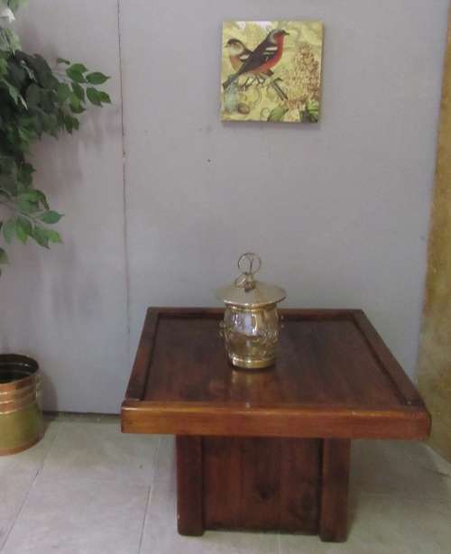 XMAS PROMSION!!!! A BEAUTIFULLY FINISHED SQARE SOLID WOOD COFFEE TABLE OR SIDE TABLE