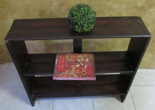 A FANTASTIC SOLID WOOD BOOKSHELF PERFECT FOR A SMALER ROOM