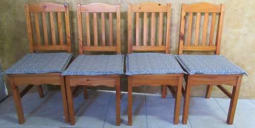 FOUR STUNNING SOLLID WOOD DINING CHAIRS WITH REVERSIBLE CUSHIONS IN GOOD CONDITION