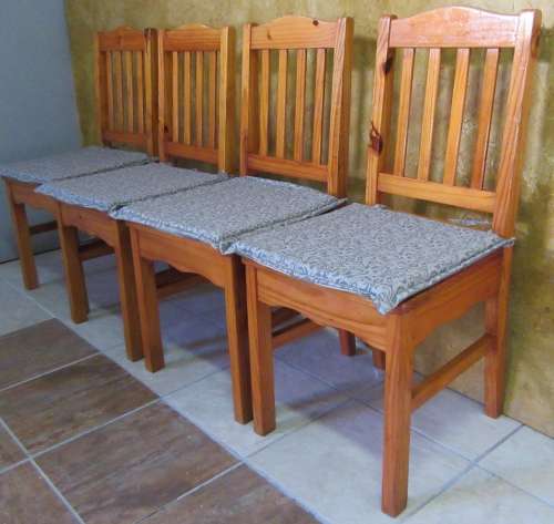 FOUR STUNNING SOLLID WOOD DINING CHAIRS WITH REVERSIBLE CUSHIONS IN GOOD CONDITION