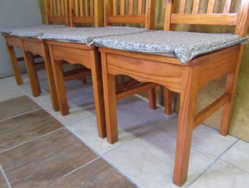 FOUR STUNNING SOLLID WOOD DINING CHAIRS WITH REVERSIBLE CUSHIONS IN GOOD CONDITION
