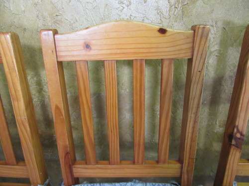 FOUR STUNNING SOLLID WOOD DINING CHAIRS WITH REVERSIBLE CUSHIONS IN GOOD CONDITION