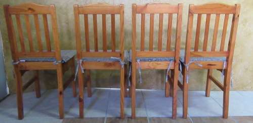 FOUR STUNNING SOLLID WOOD DINING CHAIRS WITH REVERSIBLE CUSHIONS IN GOOD CONDITION