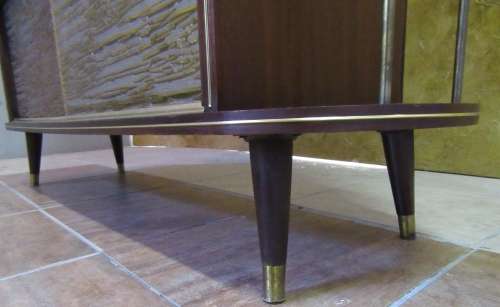 A VERY DIFFERENT IMBUIA BALL & CALW GLASS CABINET WITH A MIRROR AT THE BACK FINISHED OF WITH BRASS