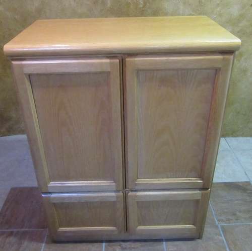AN LOVELY OAK 4 DOOR CABINET PERFECT FOR AN OFFICE/LINNEN CUPBOARD/ BOOK OR DVD/CD CABINET