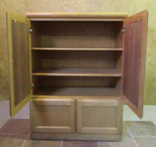 AN LOVELY OAK 4 DOOR CABINET PERFECT FOR AN OFFICE/LINNEN CUPBOARD/ BOOK OR DVD/CD CABINET