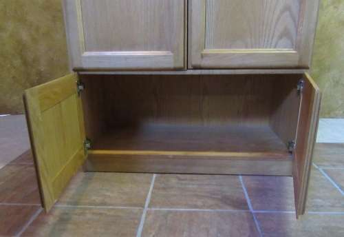 AN LOVELY OAK 4 DOOR CABINET PERFECT FOR AN OFFICE/LINNEN CUPBOARD/ BOOK OR DVD/CD CABINET