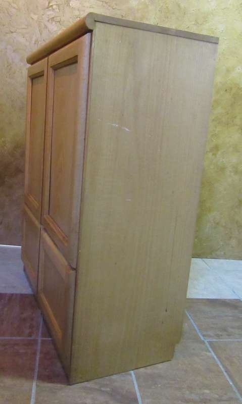 AN LOVELY OAK 4 DOOR CABINET PERFECT FOR AN OFFICE/LINNEN CUPBOARD/ BOOK OR DVD/CD CABINET