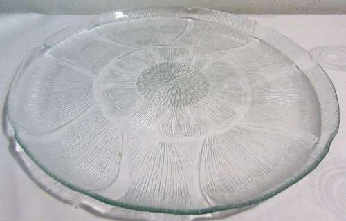 A STYLISH VINTAGE 33CM EMBOSSED GLASS SERVING PLATTER - BEAUTIFULLY DESIGNED