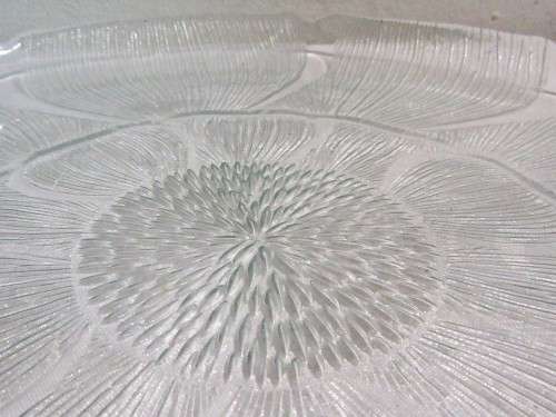 A STYLISH VINTAGE 33CM EMBOSSED GLASS SERVING PLATTER - BEAUTIFULLY DESIGNED