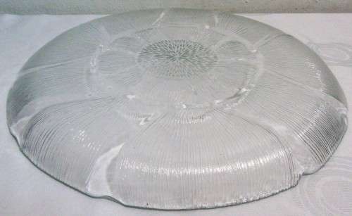 A STYLISH VINTAGE 33CM EMBOSSED GLASS SERVING PLATTER - BEAUTIFULLY DESIGNED