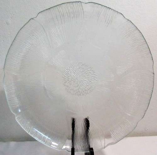 A STYLISH VINTAGE 33CM EMBOSSED GLASS SERVING PLATTER - BEAUTIFULLY DESIGNED