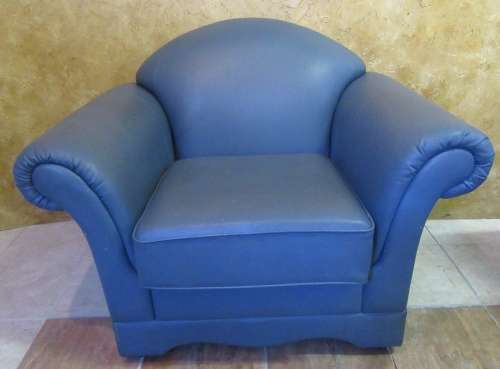 A ELEGANT 1 SEATER LEATHER? COUCH - IN GOOD CONDITION