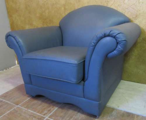 A ELEGANT 1 SEATER LEATHER? COUCH - IN GOOD CONDITION