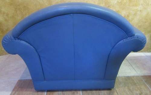 A ELEGANT 1 SEATER LEATHER? COUCH - IN GOOD CONDITION