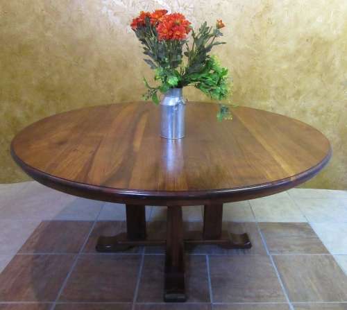 A STUNNING VINTAGE 6 TO 8 SEATER ROUND TABEL IN GOOD CONDITION