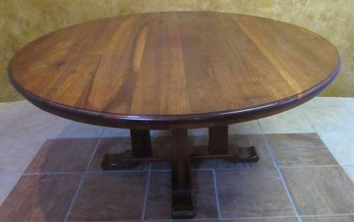 A STUNNING VINTAGE 6 TO 8 SEATER ROUND TABEL IN GOOD CONDITION
