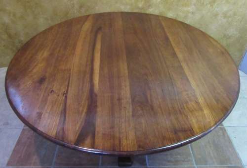 A STUNNING VINTAGE 6 TO 8 SEATER ROUND TABEL IN GOOD CONDITION