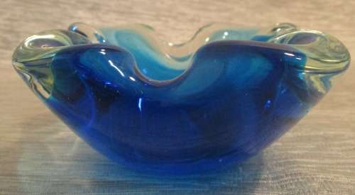 A GORGEOUS HEAVY MURANO NAVY BLUE ASHTRAY - COLLECTABLE GLASS