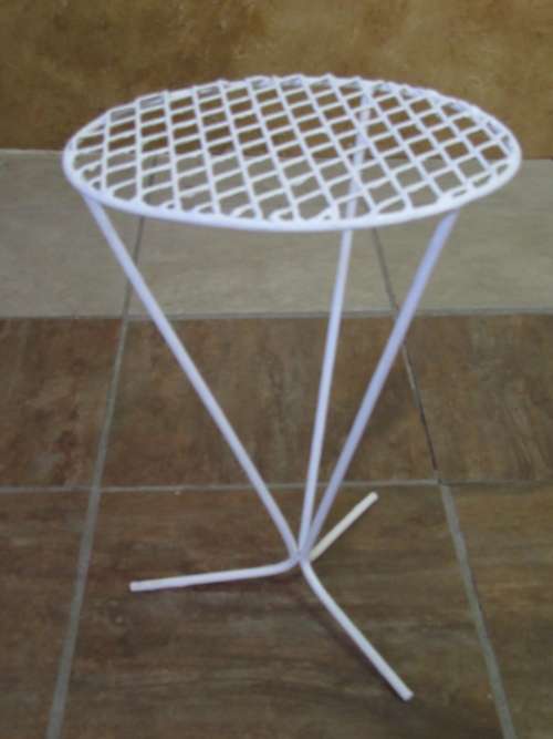 A LOVELY VINTAGE ROUND STEAL SIDE TABLE