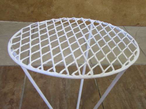 A LOVELY VINTAGE ROUND STEAL SIDE TABLE