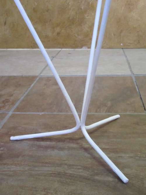 A LOVELY VINTAGE ROUND STEAL SIDE TABLE