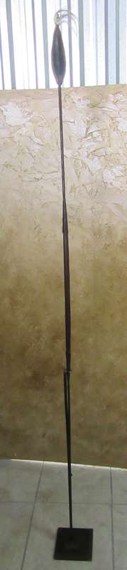 A VINTAGE ZULU ASSEGAAI - WITH A STAND TO DISPLAY IT UP RIGHT - 1.99 M
