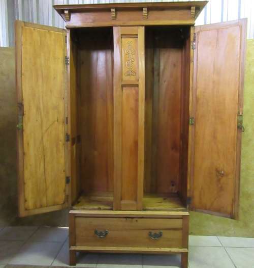 A GORGEOUS 1920'S ARTS AND CRAFTS WARDROBE WITH BEAUTIFUL CARFT DETAIL
