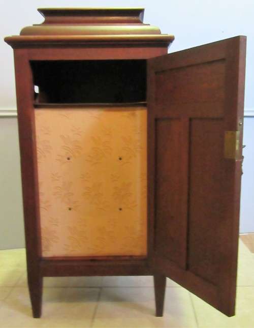 WOW A RARE FIND A ANTIQUE GRAMMAPHONE SOLLID WOOD CUPBOARD - WILL MAKE THE PERFECT LIQOUR CABINET