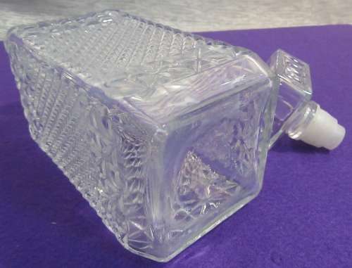 A STUNNING SQUARE VINTAGE GLASS WHISKEY OR BRANDY DECANTER - LOOK SO STYLISH