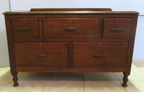 A MARVELOUS VINTAGE CHEST OF DRAWERS - WILL MAKE A BEAUTIFUL FEATURE IN ANY ROOM